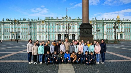 Школьная группа на экскурсии в Санкт-Петербурге. Зимний дворец. Эрмитаж. Дворцовая площадь.