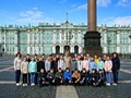 Школьная группа на экскурсии в Санкт-Петербурге. Зимний дворец. Эрмитаж. Дворцовая площадь.