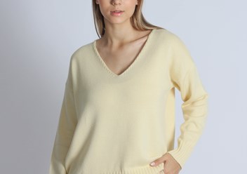 Женский трикотажный свитер силуэта оверсайз&#160;придаст Вашему образу желаемую мягкость и комфорт. Изделие с опущенным плечевым швом и фигурным V-образным вырезом горловины.