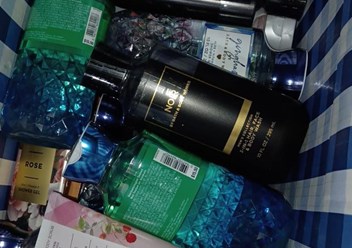 Косметика, купленная в Америке, доставлена в посылке, относящейся к коммерческой, превышала стоимость товара в 200 евро, и вес был более 31 кг.