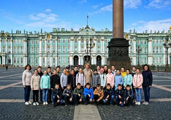 Школьная группа на экскурсии в Санкт-Петербурге. Зимний дворец. Эрмитаж. Дворцовая площадь.