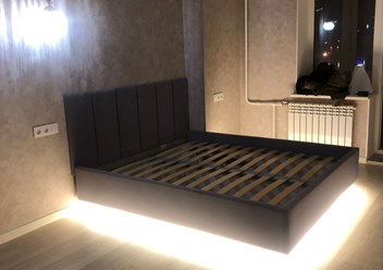 Кровать парящая  с мягким изголовьем.