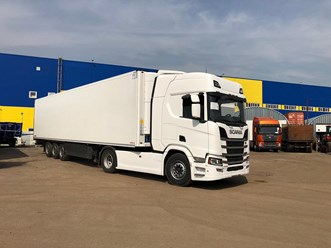 Изотермический полуприцеп SCHMITZ CARGOBULL уезжает к клиенту СГМ-ГРУПП (SGMTRUCKS.RU)