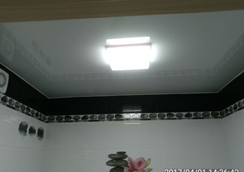 Белый глянцевый потолок в ванную комнату