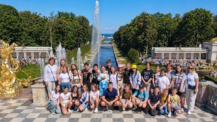 Школьная группа на экскурсии в Петергофе, Санкт-Петербург.