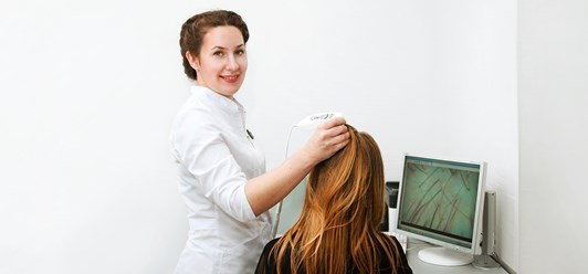 консультирует трихолог, гинеколог, кардиолог, невролог, гастроэнтеролог, эндокринолог.