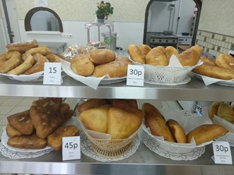 Собственная выпечка: духовые пирожки с разнообразными начинками, кондитерская выпечка: кексы, эклеры, пирожные, сладкие пироги, торты