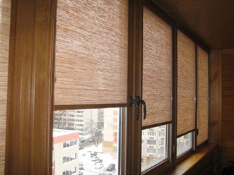 Кассетные рулонные шторы УНИ 2, с коробом и напрвляющими, на створку окна. Комплектация под цвет дерева. Монтаж без сверления рамы, на скотч