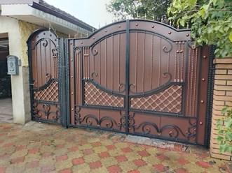 Превратите вход на ваш участок в произведение искусства! 🤩 Закажите кованые ворота от Agzamov's House!