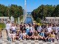 Школьная группа на экскурсии в Петергофе, Санкт-Петербург.