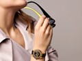 Часы НИКА из коллекции CELEBRITY на запястье подарят вам грациозность и потрясающую пластику. 
Контур золотого корпуса обрамляет шоколадный циферблат с нарисованными лучиками.