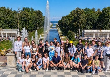 Школьная группа на экскурсии в Петергофе, Санкт-Петербург.