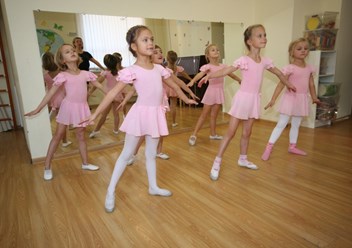 Хореография, балет, гимнастика и танцы для детей от 3 лет - наши профессиональные преподаватели делают эти занятия увлекательными и эффективными!