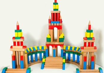 Конструктор детский напольный из цельного дерева (бук), состоит из 256 элементов. (8 деревянных или картонных коробок)