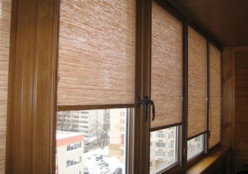 Кассетные рулонные шторы УНИ 2, с коробом и напрвляющими, на створку окна. Комплектация под цвет дерева. Монтаж без сверления рамы, на скотч