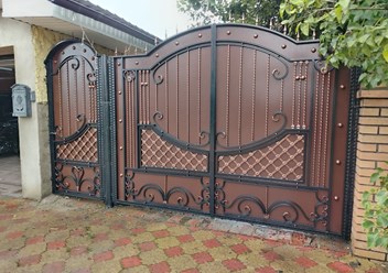 Превратите вход на ваш участок в произведение искусства! 🤩 Закажите кованые ворота от Agzamov's House!