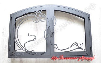Двустворчатая каминная дверь арочной формы с узором перед стеклом