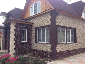 2  вида панелей , русты на углы дома и откосы на  окнах.