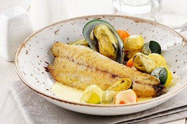 Филе сибаса с мидиями и овощными шариками