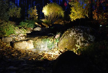 Сад в Альпино. Ночная подсветка водопада.