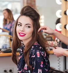 Курс «Парикмахер-универсал»:
4-го разряда.80 часов теории и 400 – практики.
Программа курса :
- Базовые мужские и женские стрижки, 4 недели
 Окрашивание волос, 3 нед
- Укладка волос. Прически 3 нед