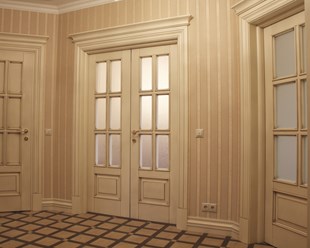 Дверь межкомнатная.
Материал - МДФ
Покраска - SAYERLACK  Эмаль, золотая патина, протяжка
Фурнитура: петли AGB (Италия), замок AGB (Италия), уплотнитель Schlegel,
Ручки -Colombo (Италия)