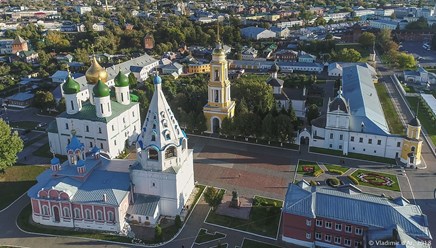 Вид на Соборную площадь и Ново-Голутвин монастырь.