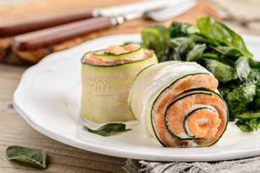 Рулетики из семги со шпинатом