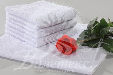 Белые махровые полотенца с розой