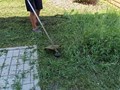 Стрижка газона триммером