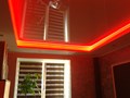 глянцевый натяжной потолок с LED подсветкой