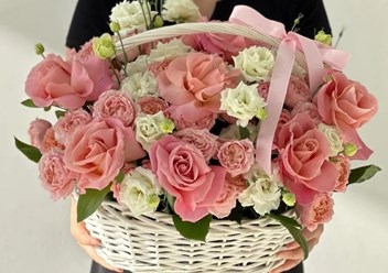 Корзина &quot;Hermosa&quot; из роз, кустовых роз и лизиантусов