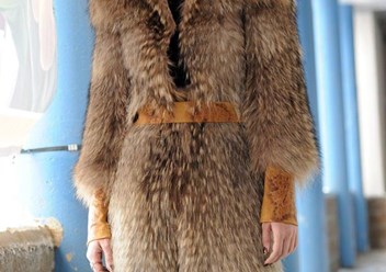 Пальто из енота с кожаными деталями
