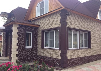 2  вида панелей , русты на углы дома и откосы на  окнах.