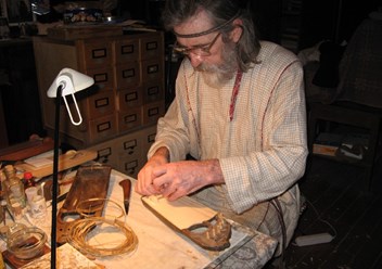 В.И. Поветкин (1943-2010) - основатель Центра музыкальных древностей в Великом Новгороде за реконструкцией гуслей XII в.