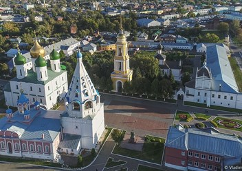 Вид на Соборную площадь и Ново-Голутвин монастырь.