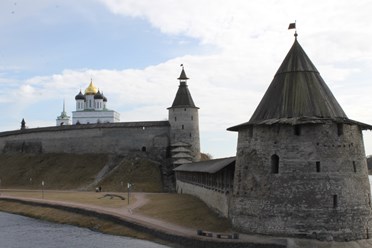 Вид на Псковский Кремль со стороны башен Нижних решеток.