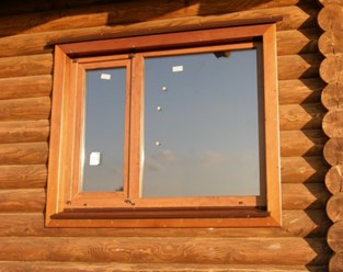 Металлопластиковое окно в деревянном срубе ( цвет золотой дуб)