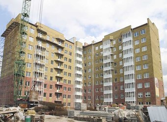Строительство многоэтажного дома с использованием пескоблока желтого и красного цветов производства &quot;Стройтехник&quot; на ул.Поленова в г.Иркутске