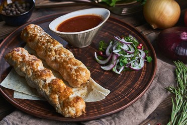 Люля-кебаб из курицы - Сочный люля-кебаб, из нежного куриного филе, приготовленный на углях, подаётся с соусом «Сацебели» | https://gotovitmama.ru/shashlyki/lyulya-kebab/lyulya-kebab-iz-kuricy.html