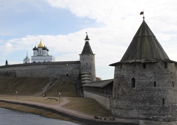 Вид на Псковский Кремль со стороны башен Нижних решеток.
