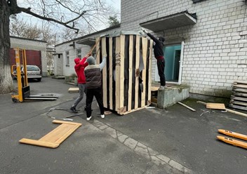 Разгрузка медицинского оборудования в Гомеле