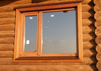 Металлопластиковое окно в деревянном срубе ( цвет золотой дуб)