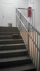 Лестница - ограждение лестничного марша из нержавеющей стали в детском саду или школе