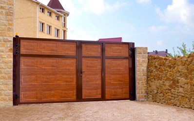 Распашные ворота Alutech с встроенной калиткой