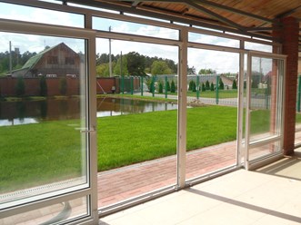 Окна системы патио можно использовать для остекления фасадов загородных домов и дач, для обустройства выхода на террасу или веранду, это прекрасный вариант для зимних садов.