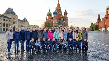 Школьная группа на экскурсии на Красной Площади.