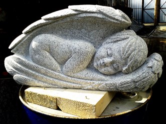 Спящий ангелочек из гранита