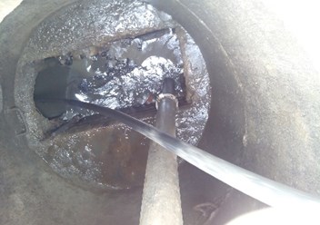Очистка трубопровода с одновременным удалением загрязнений через приёмную трубу илососа