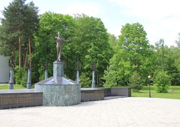 Пансионат &quot;Лесной Городок&quot;. Памятник Махмуду Эсамбаеву работы Рима Акчурина (открыт 19 октября 2007 года).